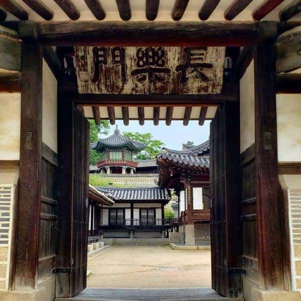  Changdeokgung Palace