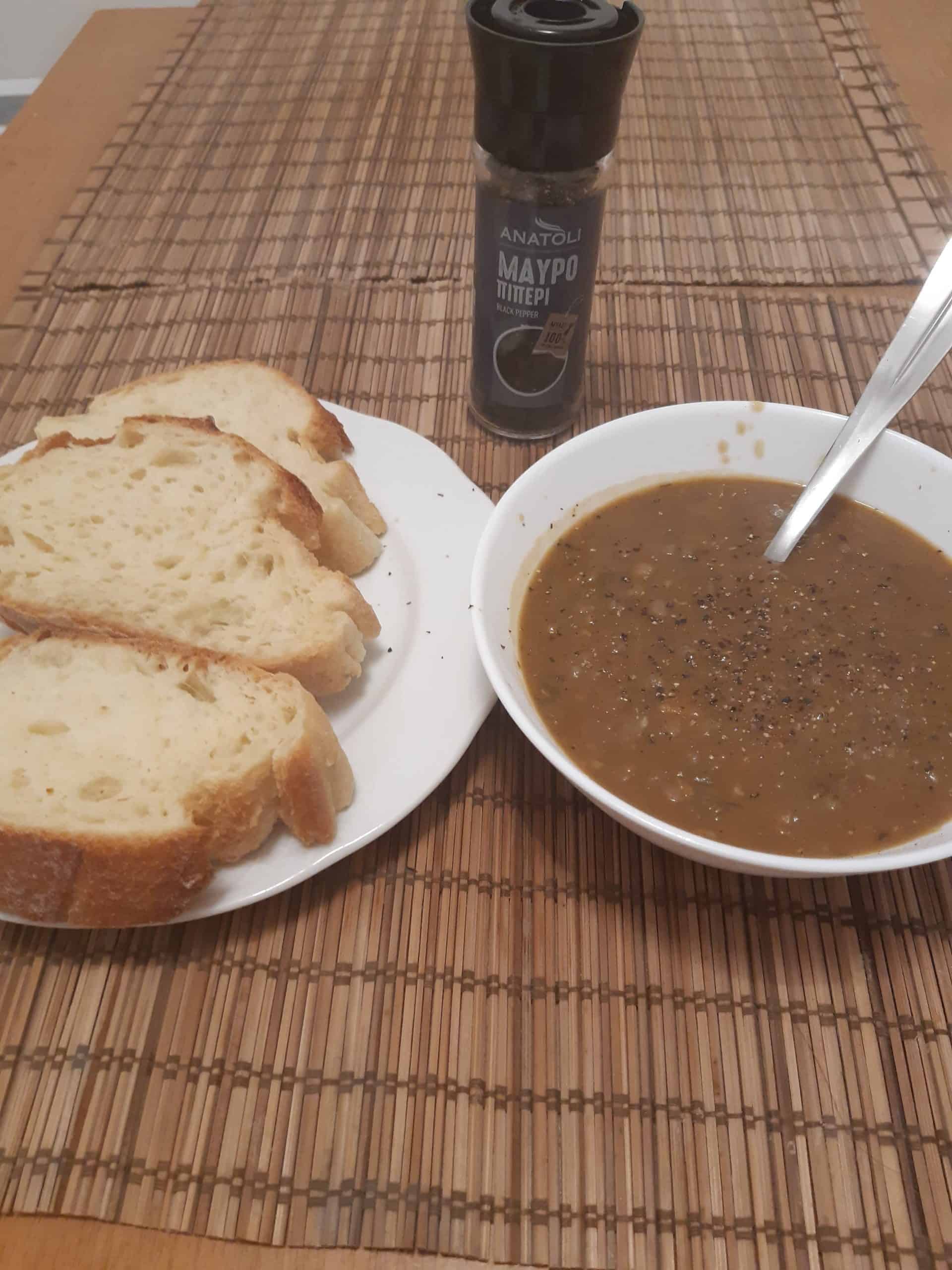 Turkish food: Lentil soup (Mercimek Corbasi)