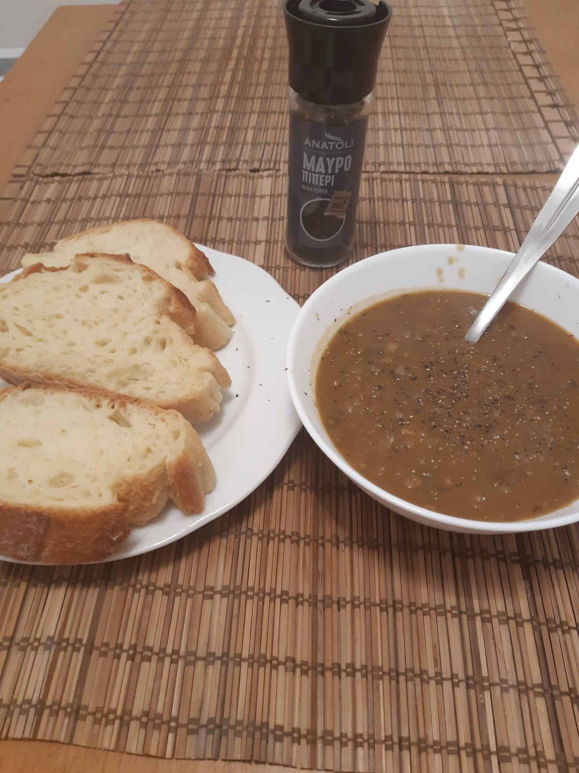 Turkish food: Lentil soup (Mercimek Corbasi)