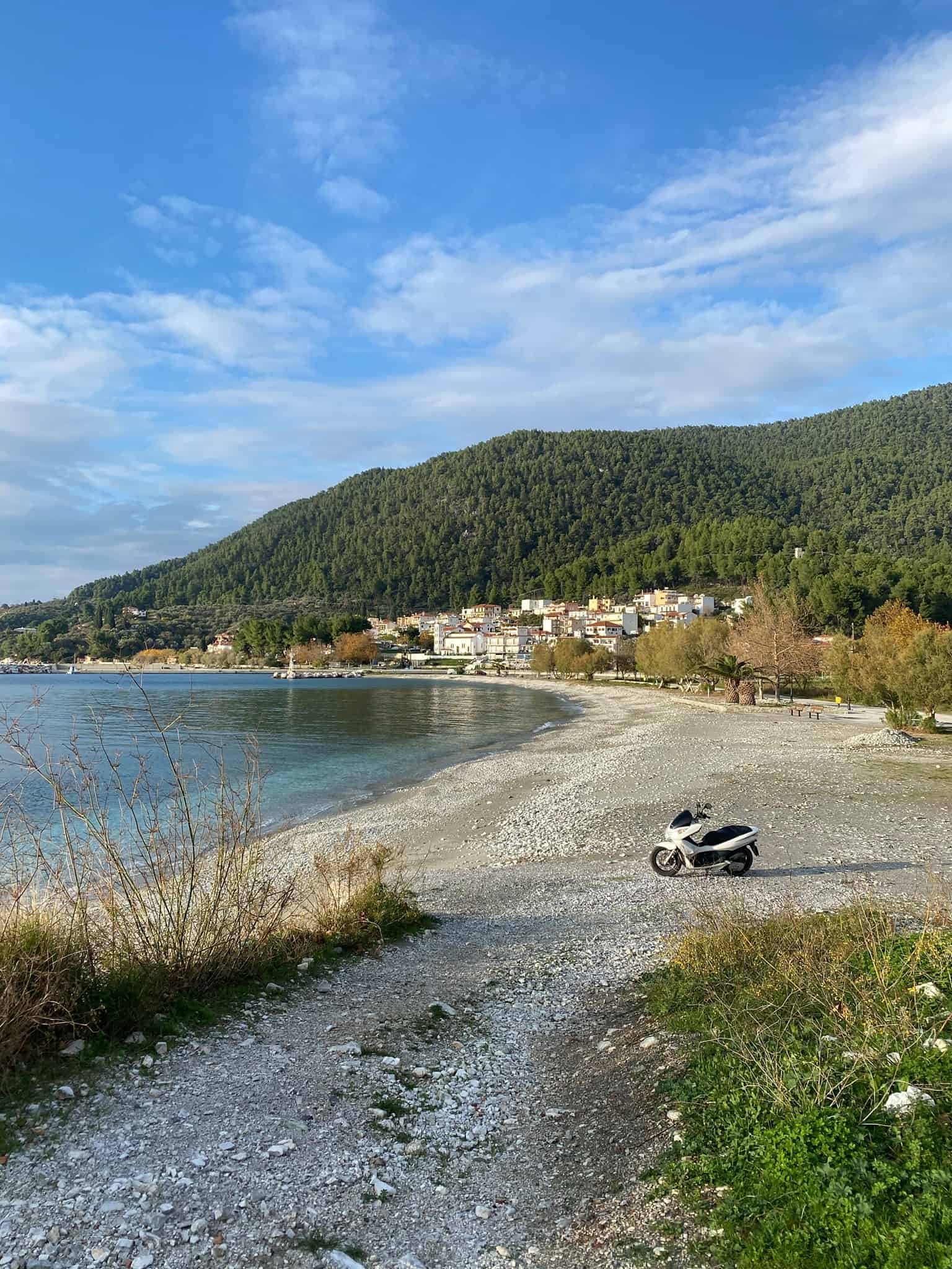 The village beach connects Neo Klima to Hovolo beach