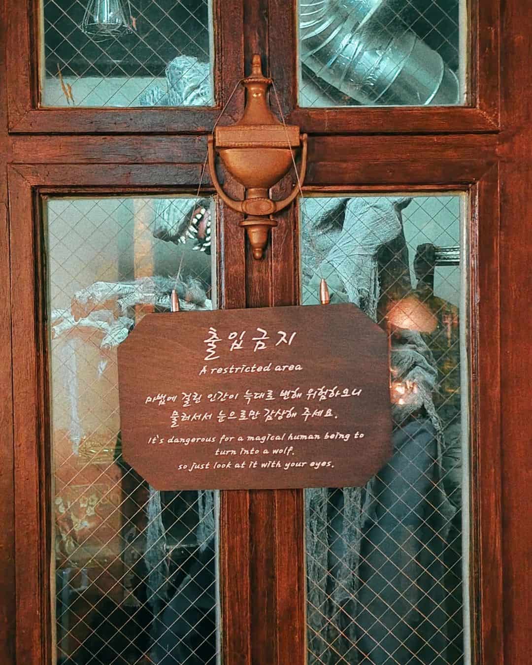 A sign on the front door of 943 King’s Cross Harry Potter Cafe